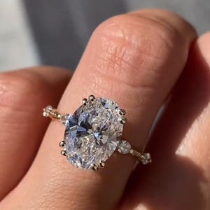 3 karaat ovaal geslepen moissaniet verlovingsring zijsteen, 14k geelgouden afstand effenen ovale diamanten ring, vintage dubbele griffen set