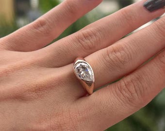 Anillo de moissanita de 2 quilates con forma de pera este-oeste/anillo de bodas de oro macizo de 14 quilates engastado en bisel/anillo de compromiso solitario/regalo de aniversario/anillo de novia de EE. UU.