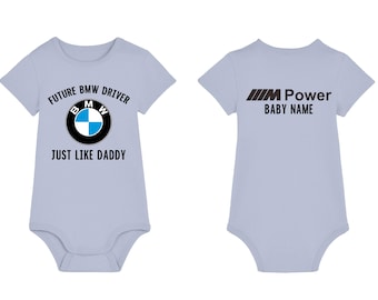 Body personalizzato BMW Baby in cotone biologico color azzurro sereno, ideale per gli amanti BMW, body BMW MPower, per neonati e futuri guidatori BMW.