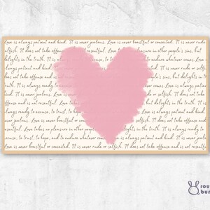 Könnte beinhalten: Eine rosafarbene Herzform ist auf einem beigefarbenen Hintergrund mit einem Zitat über die Liebe überlagert. Das Zitat lautet: "Liebe ist immer geduldig und gütig. Sie ist niemals eifersüchtig. Liebe ist niemals prahlerisch oder eingebildet. Sie ist niemals unhöflich oder egoistisch. Sie nimmt nichts übel und ist nicht nachtragend. Liebe findet keinen Gefallen an den Sünden anderer, sondern freut sich an der Wahrheit. Sie ist immer bereit zu entschuldigen, zu vertrauen, zu hoffen und alles zu ertragen, was kommt. Liebe ist immer geduldig und gütig. Sie ist niemals eifersüchtig. Liebe ist niemals prahlerisch oder eingebildet. Sie ist niemals unhöflich oder egoistisch. Sie nimmt nichts übel und ist nicht nachtragend."