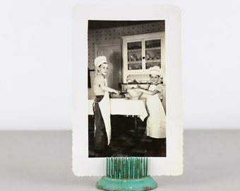Antikes Foto "John und David 1941" Kochen in der Küche Kinder Schwarz-Weiß-Sepia Altes Foto