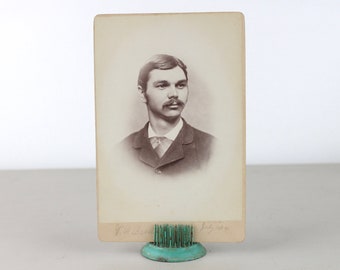 Antikes Schrankkarten-Portraitfoto eines Mannes mit Schnurrbart, altes Sepia-Schwarz-Weiß-Foto