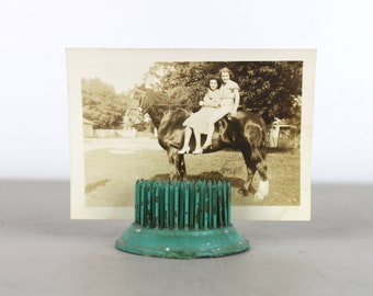 Antikes Foto Zwei Mädchen auf einem Pferd Schwarz-Weiß-Sepia-Altes Foto