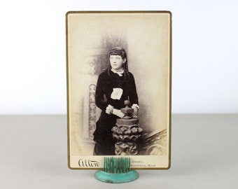 Antikes Schrankkarten-Porträtfoto einer jungen Frau mit lockigen Locken, Haarschiene, Sepia, Schwarzweiß, altes Foto von Allen Mansfield, Ma