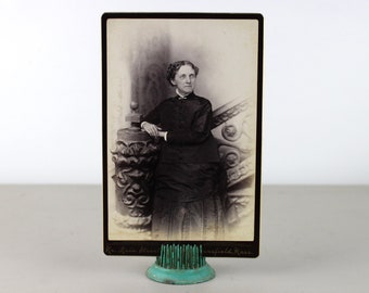 Antikes Schrankkarten-Portraitfoto einer älteren Frau auf geschnitztem Geländer, altes Foto in Sepia, Schwarzweiß, Allen Mansfield, Ma