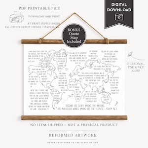 Könnte beinhalten: Ein Weltkarten-Druck mit Bibelversen, präsentiert auf einem Holzrahmen. Das Schwarz-Weiß-Kunstwerk enthält Text über den Glauben und die Verbreitung des Evangeliums. Der Druck ist ein digitaler Download.