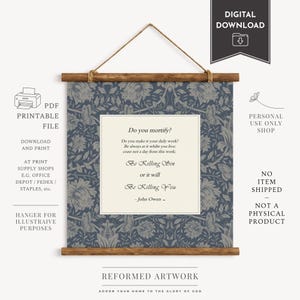 Könnte beinhalten: Ein digitaler Druck mit einem blauen und grauen Blumenmuster, präsentiert mit einem Holzaufhänger. Der Druck enthält den Text "Do you mortify?" und ein Zitat von John Owen. Die Worte "Digitaler Download" sind ebenfalls sichtbar.