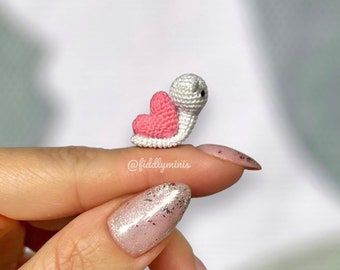 Crocheted mini snail with heart-shaped snail shell (microcrochet) - Perfect as a gift for Valentine's Day