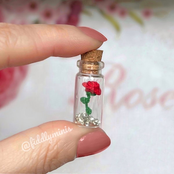 Gehäkelte Mini Rose im Glasflakon (microcrochet) - Perfekt als Geschenk zum Valentinstag,  Muttertag oder als kleine Aufmerksamkeit