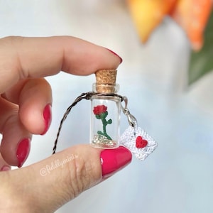 Mini rosa de ganchillo en una botella de vidrio con etiqueta de letra y mensaje personal - perfecta como regalo para el Día de San Valentín - microcrochet