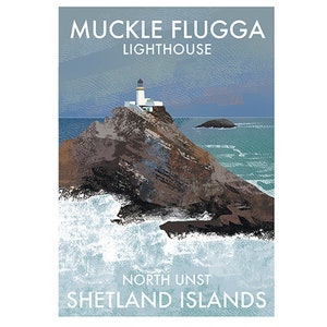 Puede incluir: Un faro blanco en una isla rocosa con agua azul y un cielo nublado. El texto "Muckle Flugga Lighthouse" y "North Unst Shetland Islands" está impreso debajo de la imagen.