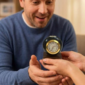 Reloj de billar de 8 bolas con pedestal de madera personalizado