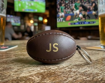 Gepersonaliseerde bruine vintage leren rugbybalsleutelhanger