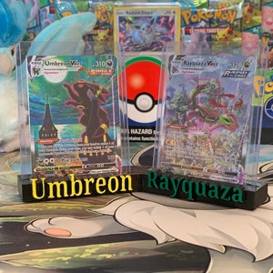 Aangepaste gebogen standaard voor 2 kaarten voor sportkaarten, Pokémon + andere TCG! Past op bovenladers (3D geprint)! Voeg je naam/speler/Pokémon/andere toe!