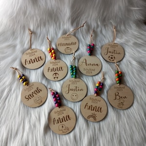 Petit pendentif en bois / pendentif en bois personnalisé avec nom, motif et perles en bois / pendentif de sac / inscription scolaire / rentrée scolaire / écolier