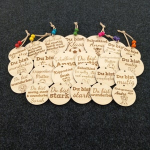 Petits pendentifs en bois / encouragement / pendentifs en bois personnalisés avec perles en bois / breloques de sac / inscription scolaire / rentrée scolaire / écolier