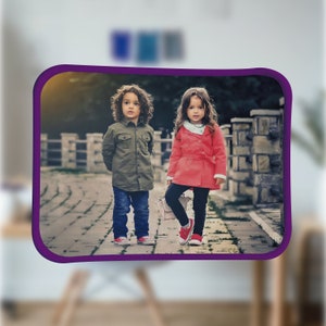 Könnte beinhalten: Zwei Kinder, ein Junge und ein Mädchen, gehen auf einem Ziegelsteinweg. Der Junge trägt eine grüne Jacke, blaue Jeans und rote Schuhe. Das Mädchen trägt einen roten Mantel, schwarze Hosen und rote Schuhe. Beide lächeln.