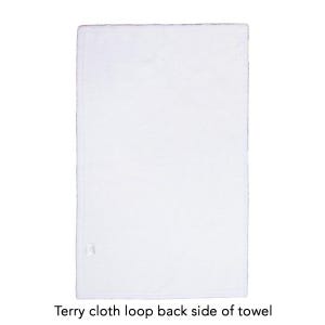 Puede incluir: Una toalla rectangular blanca que presenta una textura de rizo de algod&oacute;n en el reverso. La tela tiene un aspecto uniforme, suave y absorbente con un dobladillo acabado en los bordes. El texto dice: Terry cloth loop back side of towel.