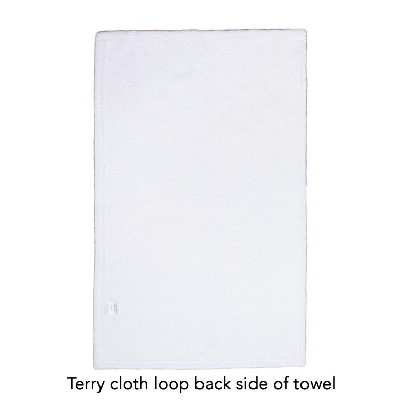 Puede incluir: Una toalla rectangular blanca que presenta una textura de rizo de algod&oacute;n en el reverso. La tela tiene un aspecto uniforme, suave y absorbente con un dobladillo acabado en los bordes. El texto dice: Terry cloth loop back side of towel.
