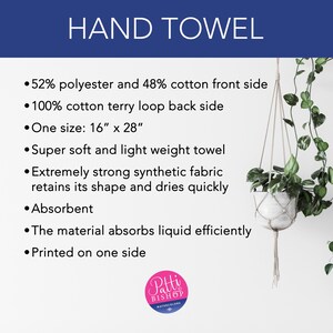 Puede incluir: Toalla de mano blanca con el texto "HAND TOWEL" en una pancarta azul marino. La toalla mide 40,6 cm x 71,1 cm y est&aacute; hecha de una mezcla de poli&eacute;ster y algod&oacute;n. La toalla es absorbente y est&aacute; impresa por una cara.