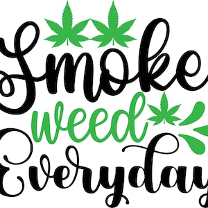 Puede incluir: Un diseño gráfico con las palabras "Smoke weed Everyday" en escritura negra y verde. Hojas de cannabis verdes están incorporadas en el diseño.