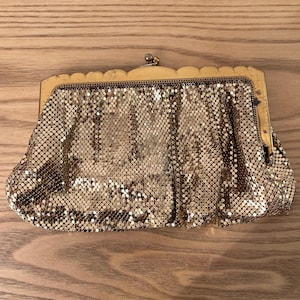 Cartera vintage Whiting & Davis con cadena de malla dorada y cierre de broche tipo sobre