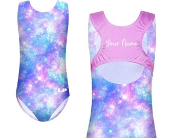 Puede incluir: Un leotardo morado y azul con estampado de galaxia. La parte posterior del leotardo es rosa y tiene el texto "Your Name" escrito en blanco.