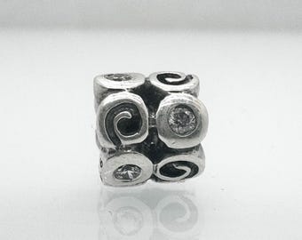 Charm Pandora Fantasy Swirls auténtico con circonita cúbica transparente 790263CZ, plata de ley 925. Joya Pandora de cuentas raras, usada y retirada.