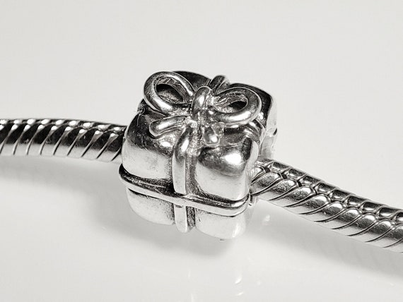Authentic Pandora Gift Box Present Charm 790300 Pre owned Rare Sterling Silver Bead