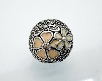 Charm Pandora auténtico de flores rosas y blancas con esmalte y circonita blanca 792084CZ. Pulsera Pandora de segunda mano, rara y retirada.