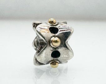 Charm Pandora auténtico de encaje con ojales en dos tonos (790326), en plata de ley 925 y 14 quilates. Joyas de cuentas usadas.