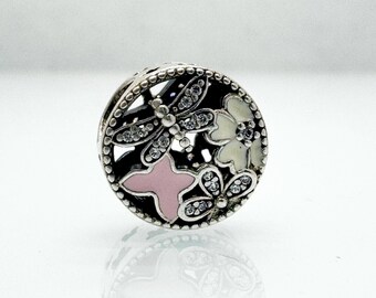 Auténtico dije de esmalte Pandora Primavera con libélula, mariposa y flores 791842ENMX. Joyas de cuentas Pandora raras y usadas.