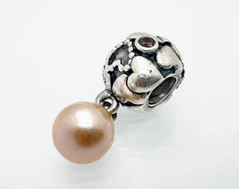 Charm colgante Pandora Perla de Corazones con perla de agua dulce rosa y circonita rosa (791017PNP), plata de ley 925, usado y retirado.