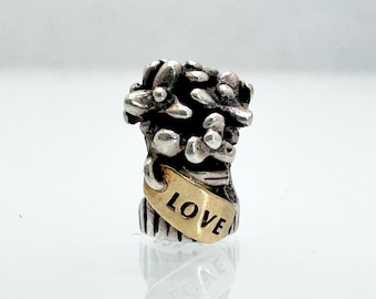 Auténtico abalorio Pandora con ramo de flores y etiqueta Love (790441), bicolor, en oro de 14 quilates y plata de ley 925. Joya de segunda mano, rara y retirada.