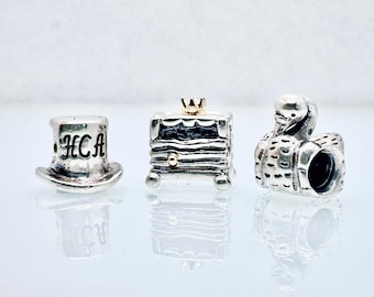 Juego de abalorios auténticos de Pandora de Hans Christian Andersen: sombrero de copa HCA, “El patito feo”, “La princesa y el guisante”. Abalorios retirados de segunda mano