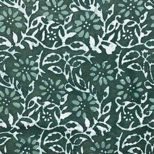 Puede incluir: Una tela verde con un patrón floral blanco. El patrón presenta pequeñas flores y hojas.