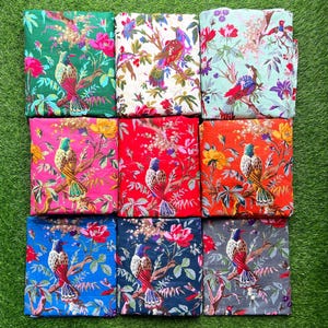 以下が含まれることがあります： 花柄と鳥柄の生地見本が9枚。見本は3行3列に並んでいます。生地の色は、緑、白、水色、ピンク、赤、オレンジ、青、紺、グレーなど、さまざまです。