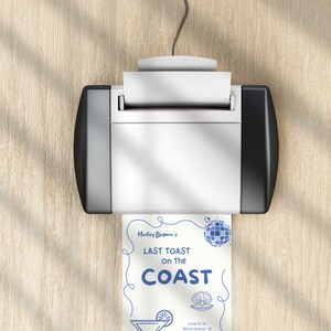 Op de afbeelding: Een witte printer met een zwarte basis print een flyer met de tekst "Halley Brown's Last Toast on the Coast" met een discobal-afbeelding en de data "June 14-16, Block Island, RI".