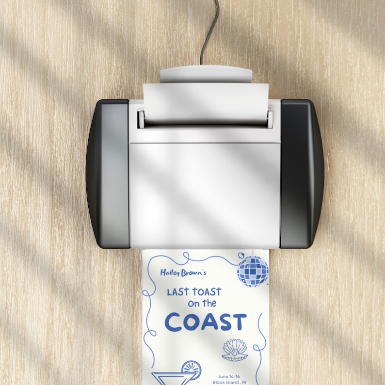 Op de afbeelding: Een witte printer met een zwarte basis print een flyer met de tekst "Halley Brown's Last Toast on the Coast" met een discobal-afbeelding en de data "June 14-16, Block Island, RI".