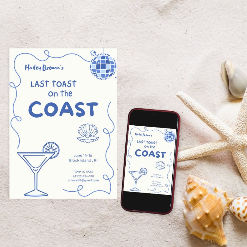 Op de afbeelding: Een blauwe en witte uitnodiging voor een "Last Toast on the Coast" feest. De uitnodiging bevat een discobal, een schelp en een cocktailglas. De tekst op de uitnodiging luidt "Hailey Brown's Last Toast on the Coast" en bevat de datum, locatie en RSVP-informatie.