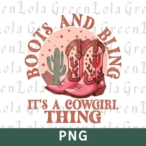 Op de afbeelding: Roze cowboylaarzen met sterren en een cactus-afbeelding. De tekst "Boots and Bling" staat in een cirkel rond de laarzen. De tekst "It's a Cowgirl Thing" staat onder de laarzen.