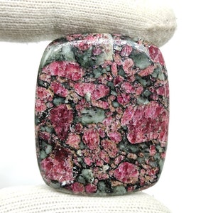 100% naturalny wielokolorowy kaboszon eudialitu 55ct 34X29X5 MM kształt poduszeczki rubinowy eudialitu kamień szlachetny do biżuterii CAB00714