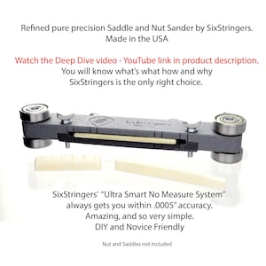 以下が含まれることがあります： 精密に設計された、グレーのSixStringersサドルとナットサンダー。ローラーベアリング付き。画像には「Made in the USA」と「Ultra Smart No Measure System」というテキストが含まれています。ナットとサドルも表示されています。
