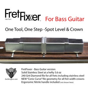 Könnte beinhalten: Ein silbernes FretFixxer-Werkzeug für Bassgitarren, das auf einem Griffbrett liegt. Das Werkzeug dient zum Spot-Leveling und Crownen von Bünden. Der Text "FretFixxer For Bass Guitar" ist sichtbar. Das Werkzeug besteht aus massivem Edelstahl.