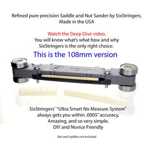 Könnte beinhalten: Ein grauer SixStringers Sattel- und Nut-Sander, 108 mm Version, mit Rollenlagern und Einstellknöpfen. Enthält zwei cremefarbene Sattel- und Nut-Teile. Text lautet "Refined pure precision Saddle and Nut Sander by SixStringers. Made in the USA."