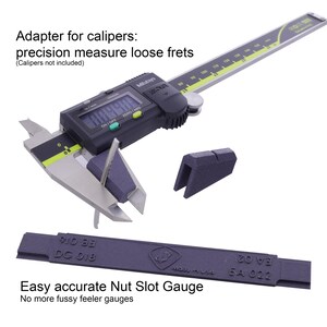Könnte beinhalten: Digitaler Messschieber mit schwarzem und silbernem Gehäuse, der ein kleines graues Objekt misst. Eine separate graue Nut-Slot-Lehre und ein Adapter sind ebenfalls sichtbar. Der Text auf dem Bild lautet "Adapter für Messschieber: Präzisionsmessung loser Bünde" und "Einfache, genaue Nut-Slot-Lehre".