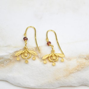 Pendientes Art Decó Vintage con forma de abeja, delicados pendientes colgantes de oro, réplicas de pendientes de la Creta minoica, pendientes colgantes ligeros, pequeños pendientes de granate