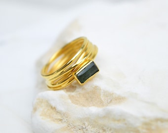 BAGUE EN TOURMALINE VERTE, bague en pierres précieuses brutes, bague tendance enveloppée de fil métallique, bague art déco, cadeau pour elle, bagues pour femme, cadeau fête des mères