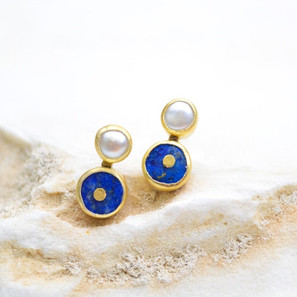 BOUCLES D'OREILLES EN LAPIS LAZULI, Mini clous d'oreilles, Petites clous d'oreilles, Petites boucles d'oreilles sertie de lunette minimaliste en perles de lapis-lazuli, Clous d'oreilles uniques