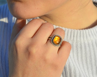 Bague en ambre naturel bohème, bague avec pierres précieuses serties clos, bague en argent avec pierre vintage, bague en argent sculpté, bague en argent gravée, grande bague en pierre précieuse